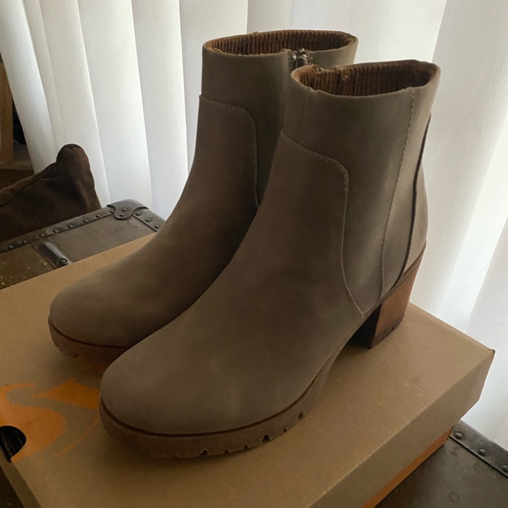 NWT Korky’s Chuncky Taupe Boot